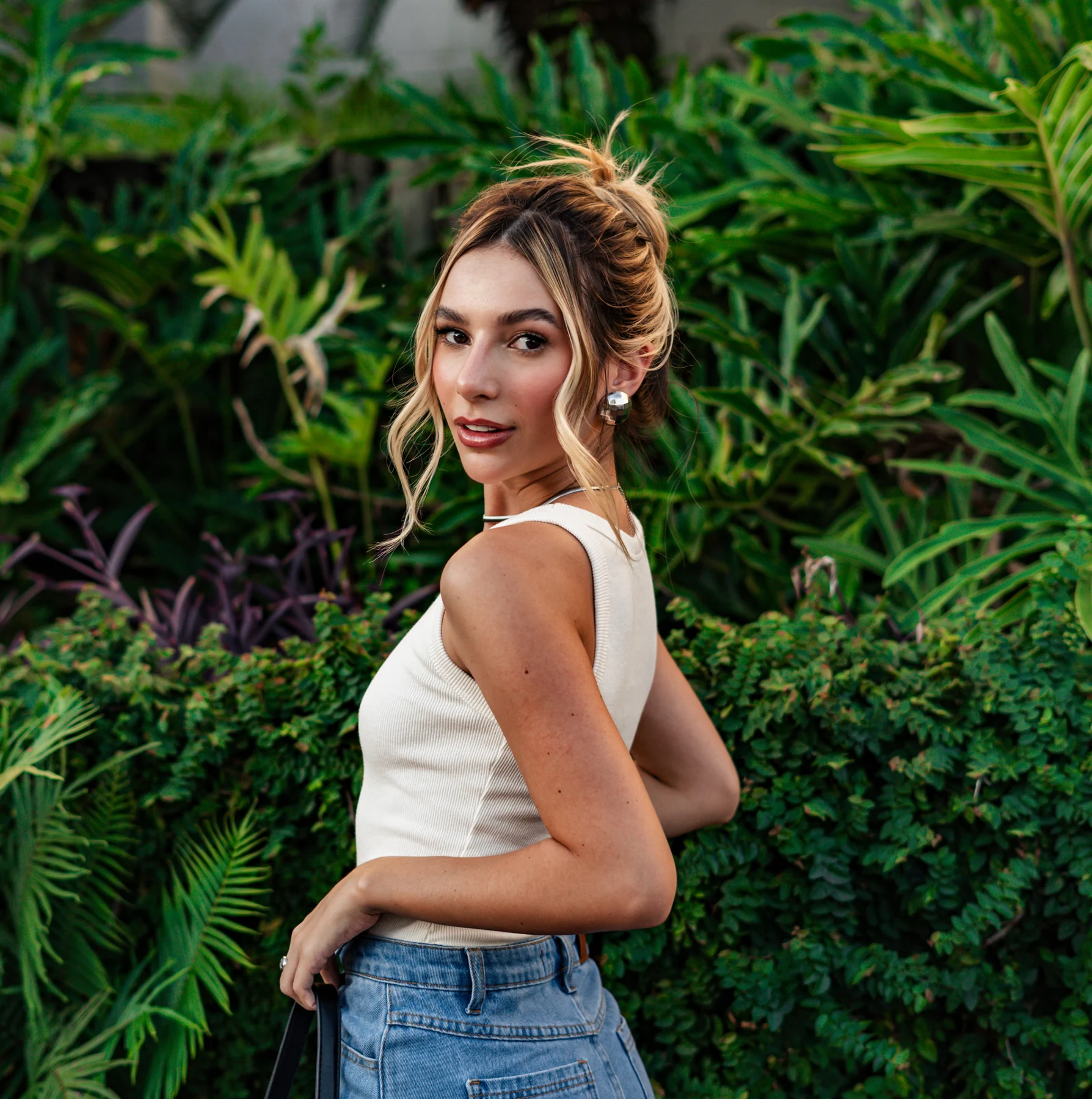 Retrato feminino em ensaio externo junto à vegetação