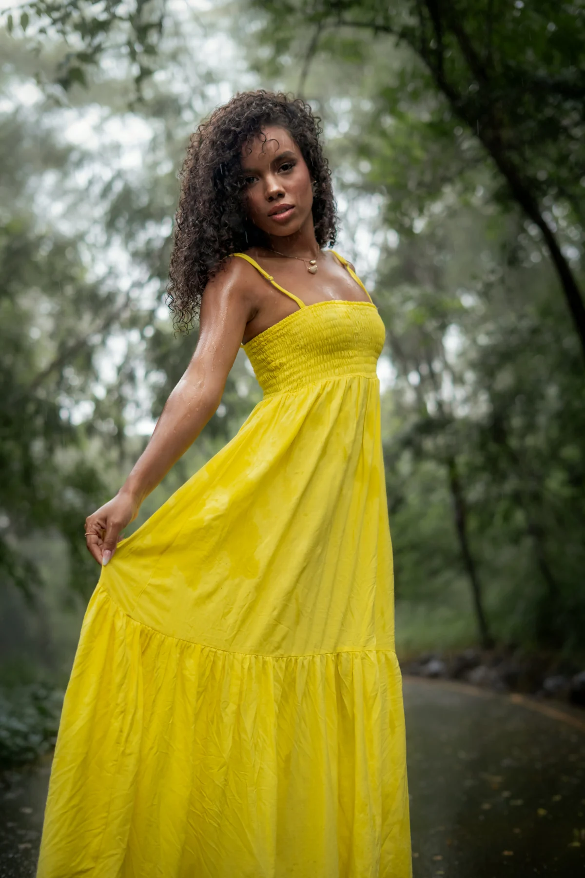 Retrato ao ar livre com vestido amarelo e luz natural