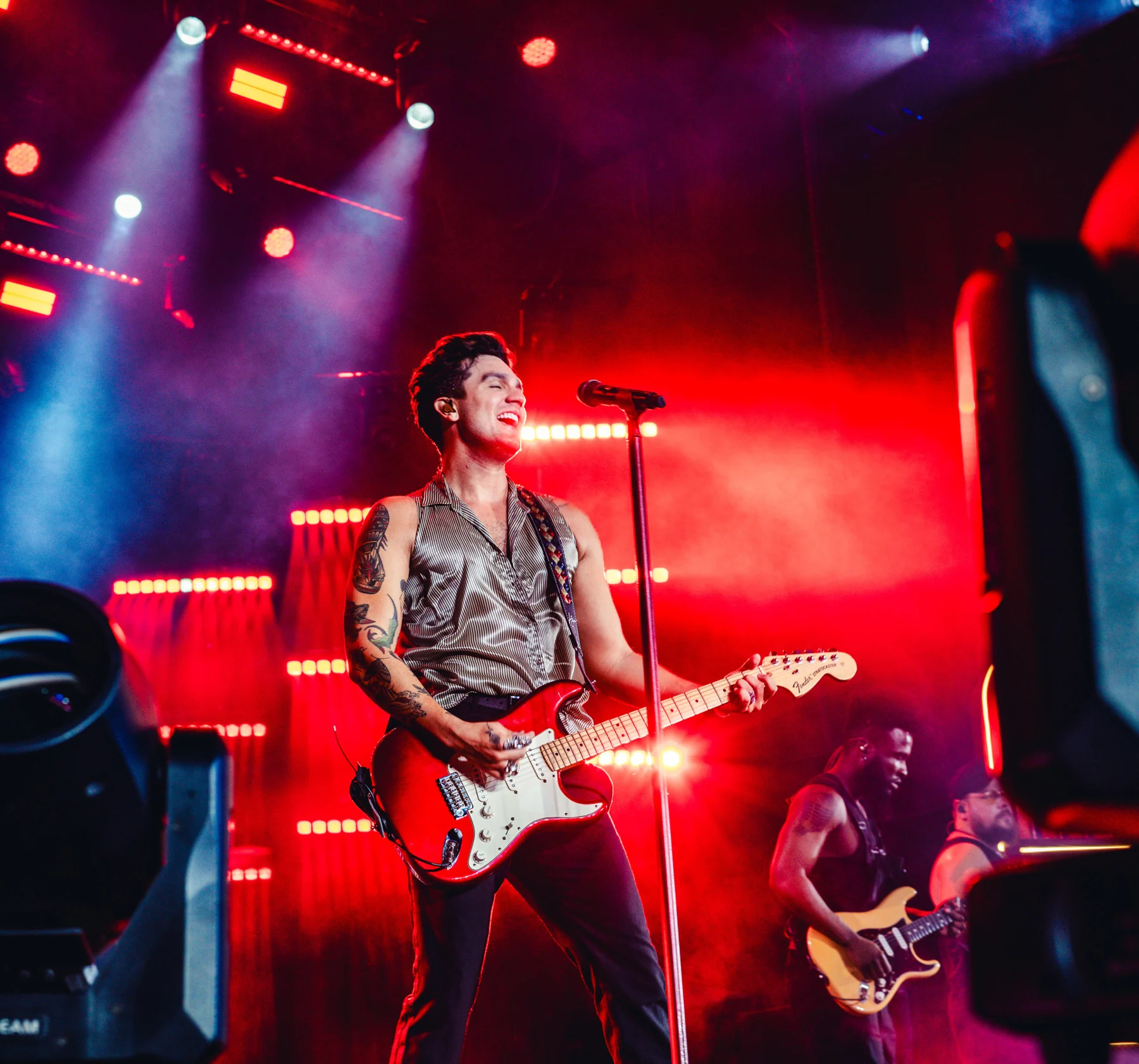 Guitarrista em apresentação com iluminação vermelha